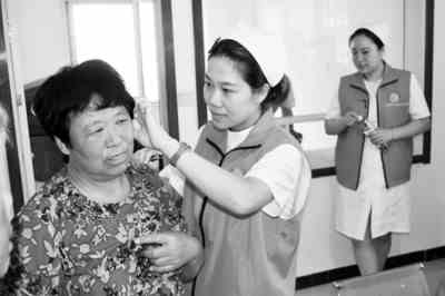 栖霞市中医医院的医护人员正在给村民进行义诊